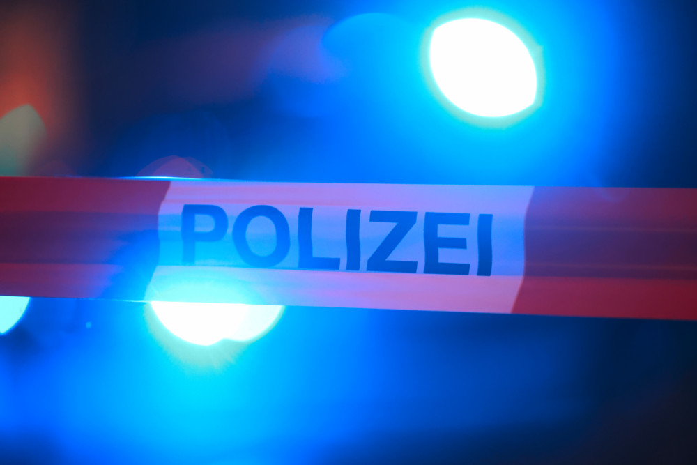 Deutschland / Gehörlose Zwölfjährige greift Polizisten mit Messer an und wird angeschossen – Mädchen schwebt in Lebensgefahr