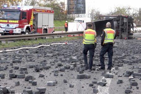 Nahe Saarlouis / Lastwagenfahrer durchbricht Mittelleitplanke und stirbt