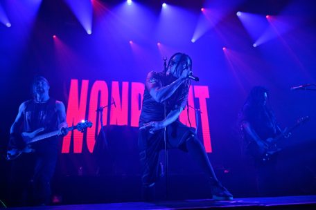 Bassist Adam Woloszyn (l.), Sänger Elias Soriano und Gitarrist Rasheed Thomas (r.) beim Auftritt in der Rockhal