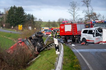 Zwischen Trier und Bitburg / Drei Erwachsene und ein Kind sterben bei Frontalcrash auf B51