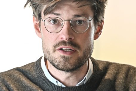 Stephen De Ron ist Vorstandsmitglied von „déi gréng“, Gemeinderat in Hesperingen und Vizepräsident der Greens and Progressives und des Europäischen Ausschusses der Regionen – Brüssel.