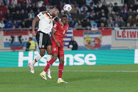 Christopher Martins (r.) hat im Pressing von Jeff Strasser eine sehr wichtige Rolle