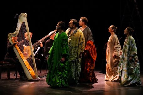 In „Teatro di Verzura“ erlebt das Publikum ein interessantes Zusammenspiel aus Licht, Schatten, Gesang und Melodie