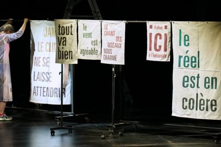 Lise Duclaux bringt ihre Aphorismen während des Stücks an