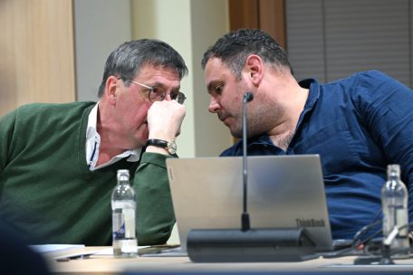 Die neuen Schöffen von Contern, Ari Arrensdorff („déi gréng“) und Pol Thomé (LSAP) beraten sich