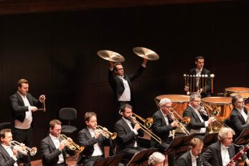 Alain spannt den Bogen / Janacek und Bruckner mit Sir Simon Rattle in der Philharmonie und neue Kurtag-CD des Flötisten Markus Brönnimann