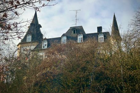 Blick von der route de Stadtbredimus den Hügel hoch, Schloss Buschland heute