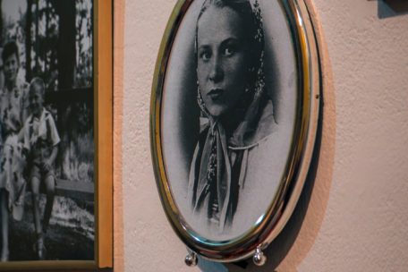 Detail der „Familienwand“ in der Ausstellung