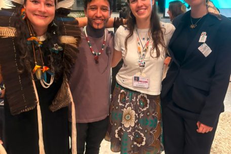 Im Austausch mit Indigenen: Lara Bertemes (2.v.r.) und Sarah Mackel (r.)