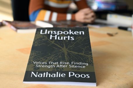 Das Buch ist bei Amazon und zurzeit noch in der Buchhandlung Ernster erhältlich