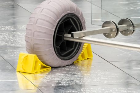 Gravuren und Reifenstopper auf dem Boden: Nahaufnahme der Installation