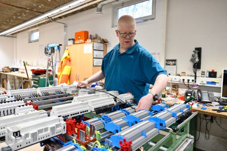 Schalttafeln werden in Gasperich nach Plan zusammengebaut und fertig zur Baustelle geliefert