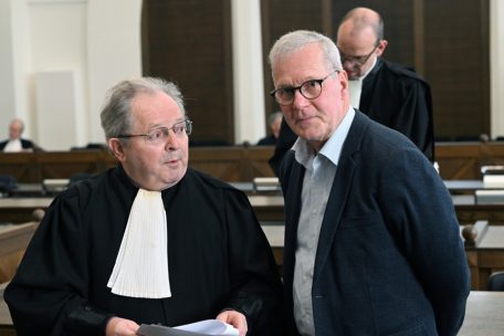 Guy Stebens (rechts) mit seinem Verteidiger Me Georges Pierret<br />
