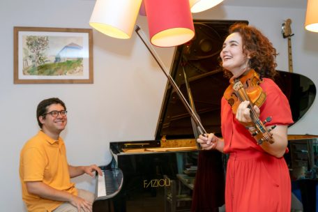 Alena Baeva stammt aus Kirgisistan und Vadym Kholodenko aus der Ukraine. Im Buch heißt es, „dass sie es lieben, gemeinsam aufzutreten. Außerdem beweisen sie, dass Musik Herzen einander näherbringen kann.“