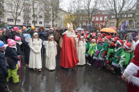 Mitten im Düdelinger Zentrum sorgt der Mann mit rotem Umhang und weißem Bart für leuchtende Kinderaugen