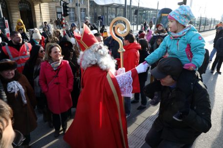 Auch in diesem Jahr kommt der „Kleeschen“ mit der Tram in der Hauptstadt an