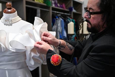 Die Stecknadel gehört zu den Anproben der Brautkleider dazu – die Schneiderin passt das Kleid anschließend an