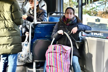 Die Passagiere im Bus sind unzufrieden mit den Änderungen