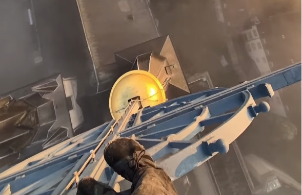 Zwiesprache mit dem Herrn / Auf eigene Gefahr: Luxemburger „Roofer“ klettert auf höchsten Turm der Kathedrale und filmt