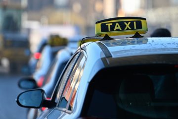 Nächtlicher Streit auf vier Rädern / Taxi-Drama auf dem Weg zum Hauptbahnhof: Handy weg, Kasse weg – und später eine Festnahme