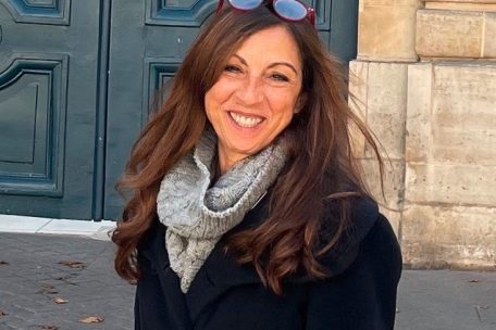 Renata Santini est Docteure en sciences de l’éducation et de la formation et enseigne temporairement à l’université de Lorraine (Nancy) et à l’université Paris Cité (Sorbonne) les politiques européennes de formation
