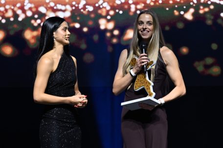 Patrizia Van der Weken und Moderatorin Kimberly Nelting (r.)