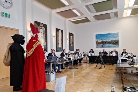 Der „Kleeschen“ und der „Houseker“ besuchten den Schifflinger Gemeinderat