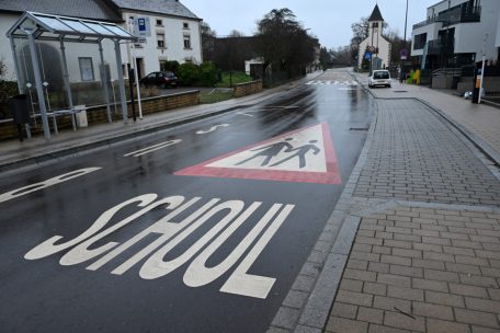 Die Anwohner haben Angst, ihre Kinder zur Schule zu bringen