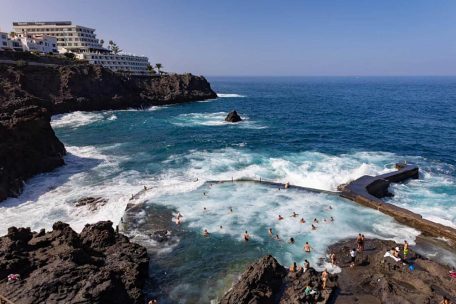 „Wir sind um unser Leben gerannt“ / Schon wieder Wellendrama auf Teneriffa: Vier tote Touristen, ein Vermisster