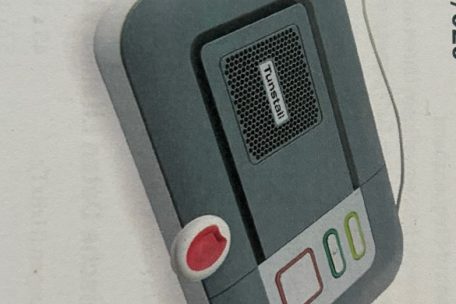 Bei Knopfdruck auf dieses Gerät oder an einem Armband wird die Alarmzentrale verständigt