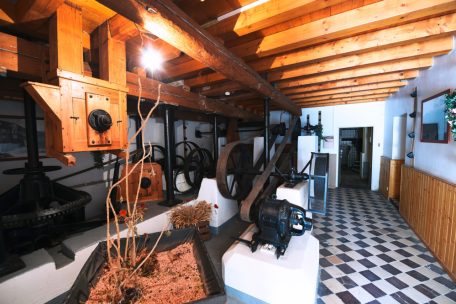 Das komplett erhaltene Mahlwerk der Mühle wird ebenfalls instandgesetzt und hinter Glas geschützt. Auch die Fliesen der 1803 errichteten Mühle bleiben erhalten.