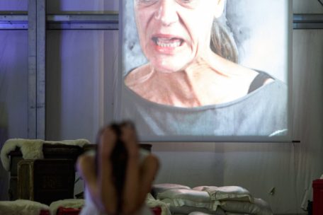 Immersives Erlebnis: Videoprojektionen unterstützen die Erzählung