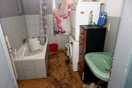 Wenn es regnet, quillt das Wasser aus den Leitungen