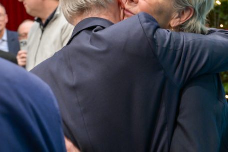 Parteipräsident und Premier Luc Frieden umarmt die neue Sportministerin Martine Hansen
