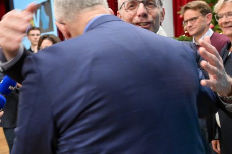 Parteipräsident und Premier Luc Frieden umarmt den neuen Arbeitsminister Marc Spautz