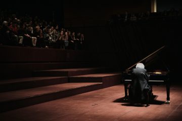 Alain spannt den Bogen / Benefiz-Event mit Nikola Meeuwsen und Klavierkonzert von Grigori Sokolov begeistern in der Luxemburger Philharmonie