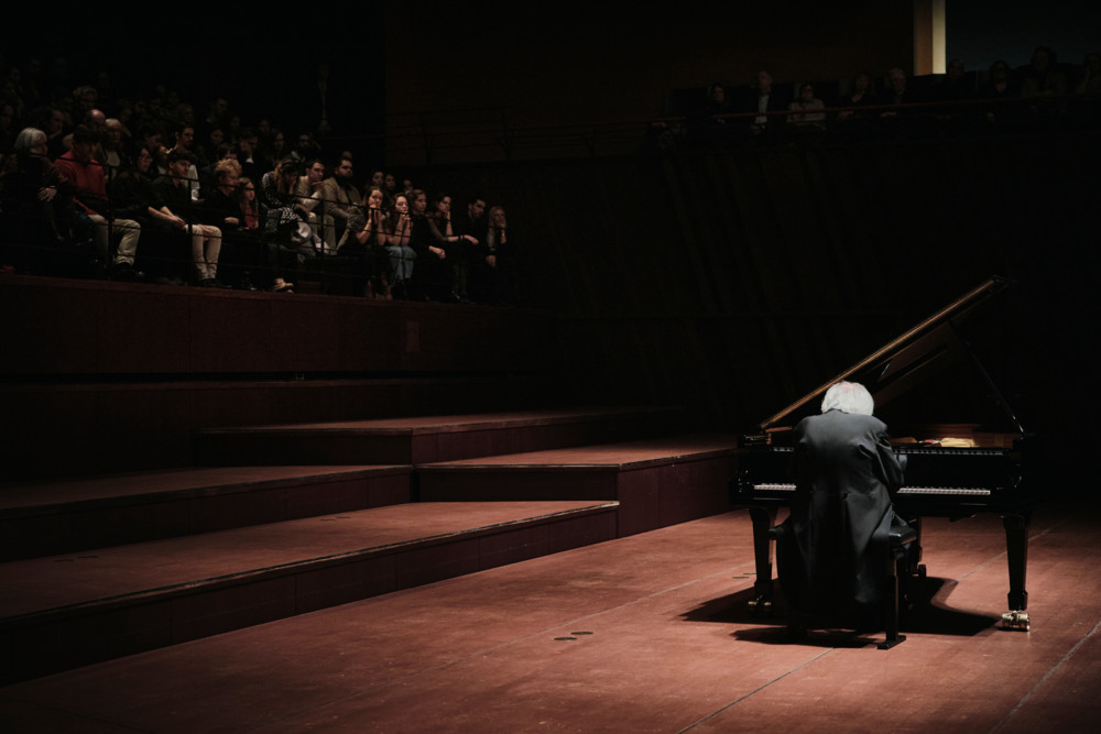Alain spannt den Bogen / Benefiz-Event mit Nikola Meeuwsen und Klavierkonzert von Grigori Sokolov begeistern in der Luxemburger Philharmonie