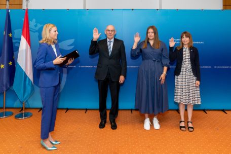 Bürgermeisterin Jill Goeres mit ihren Schöffen bei der Vereidigung