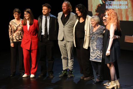 Theater ist für Suglia ein Gemeinschaftsjob: Das Team um den Autoren (3.v.l.) und die Regisseurin Daliah Kentges (2.v.l.) bei der Vergabe des „Lëtzebuerger Bünepräis 2025“