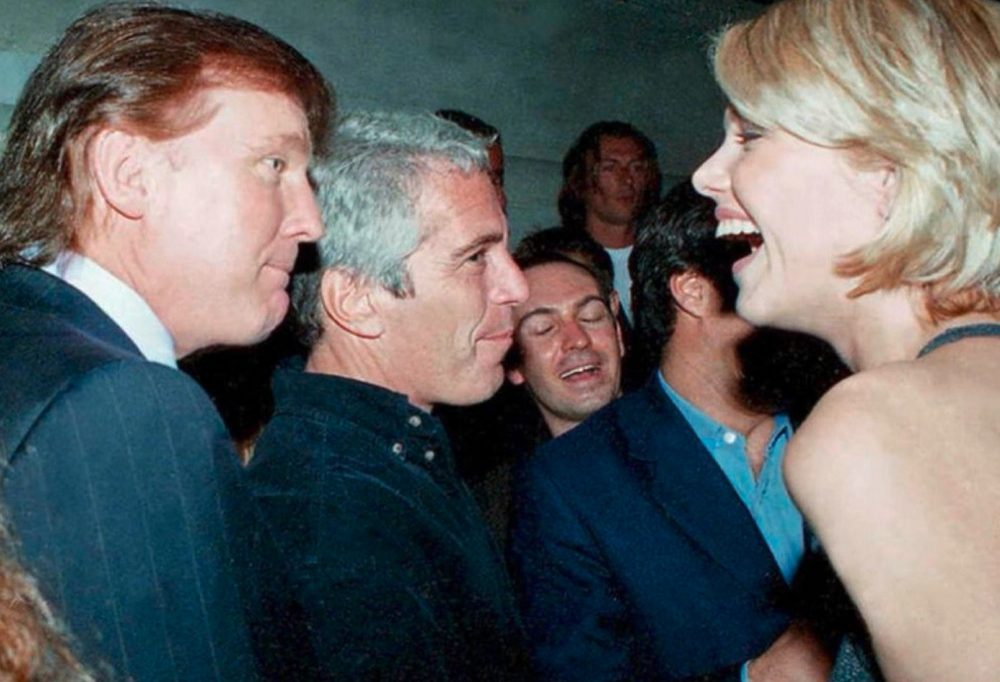 Neue Trump-Fotos in Epstein-Affäre / Leicht bekleidete Mädchen und ein Kondom, das sagt „I‘m huuuuge“