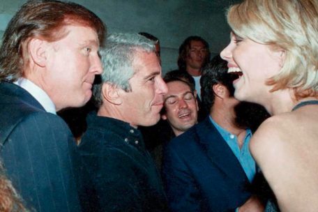 Neue Trump-Fotos in Epstein-Affäre / Leicht bekleidete Mädchen und ein Kondom, das sagt „I‘m huuuuge“
