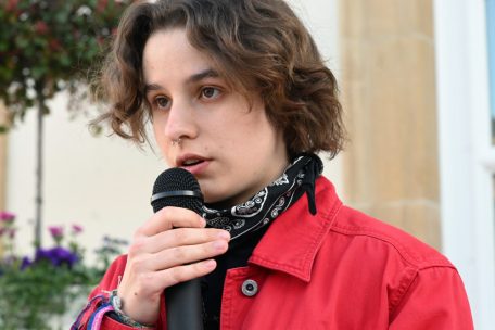 Nora Schneider ist seit 2023 Mitglied von „déi Lénk“ und vertritt einen queeren sowie dekolonialen Feminismus