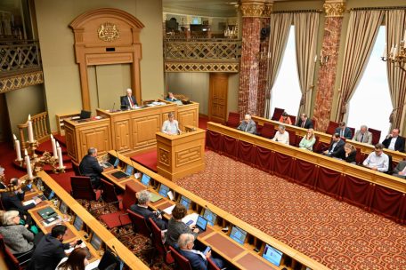 Editorial / Chamber unter Stress: Mammutprogramm vor den Ferien hat mit Demokratie nichts zu tun