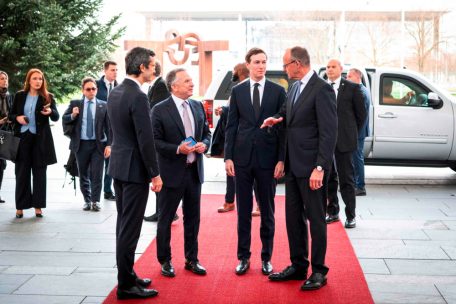 Deutschland / Große Hoffnungen und harsche Kritik: Verhandlungen zum Ukrainekrieg