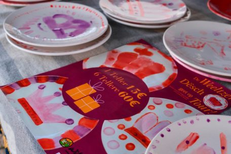 Handbemalte Teller: Kinder und Senioren aus Wiltz gestalteten die bunten Teller – jedes Stück erzählt seine eigene Geschichte