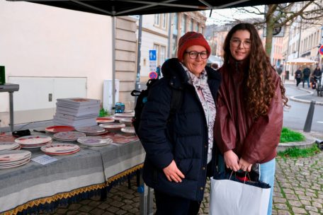Maïthé und ihre Tochter Emilie: Sie kauften ein Tischtuch und einen Teller – als besonderes Weihnachtsgeschenk mit Geschichte und für den guten Zweck