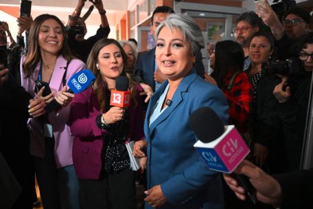Deutlich unterlegen: Jeannette Jara, die Kandidatin des Regierungsbündnisses und Arbeitsministerin unter Gabriel Boric, bei der Ankunft im Wahllokal