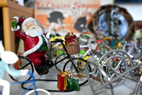 Weihnachtsm&auml;nner und andere lustige Gesellen auf Fahrr&auml;dern &ndash; allein die Sammlung an Miniaturen ist einzigartig