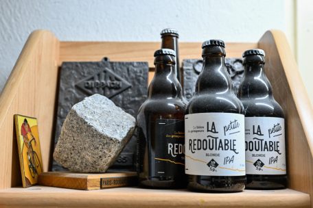 F&uuml;r Radsportfans ein absolutes Highlight: Der &bdquo;Pav&eacute;&ldquo; von Paris-Roubaix hat bei Henri Bressler einen Ehrenplatz im Keller