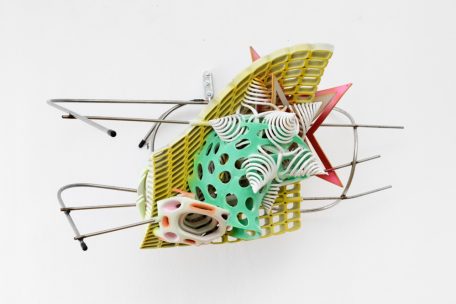 Eine von Stellas verwobenen Skulpturen, in denen diverse Metalle und Plastik verarbeitet sind